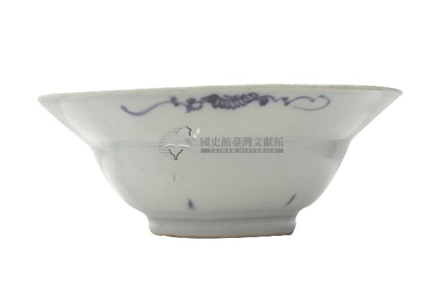 青花錦地開光花草紋折沿碗藏品圖，第2張