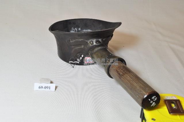 古銅圓弧水瓢狀木炭熨斗藏品圖，第2張