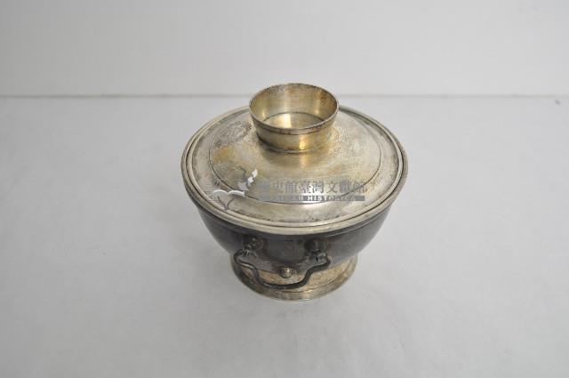 總督府徽紋雙繫環帶蓋銀碗三套組藏品圖，第2張