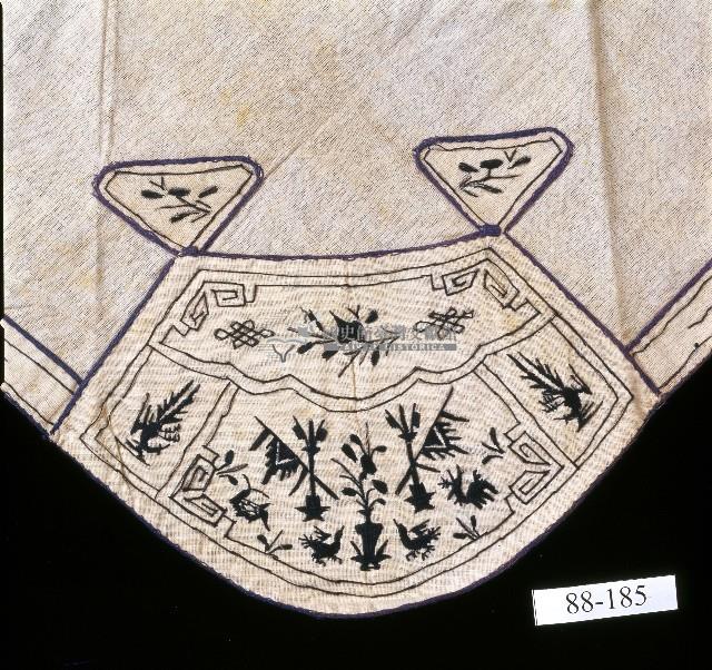 旗開得勝刺繡扇形白棉肚兜藏品圖，第2張