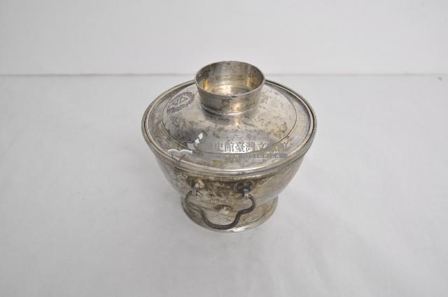 總督府徽紋雙繫環帶蓋銀碗三套組藏品圖，第2張