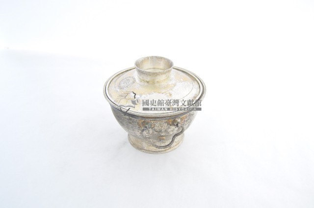 總督府徽紋雙繫環帶蓋銀碗三套組藏品圖，第2張