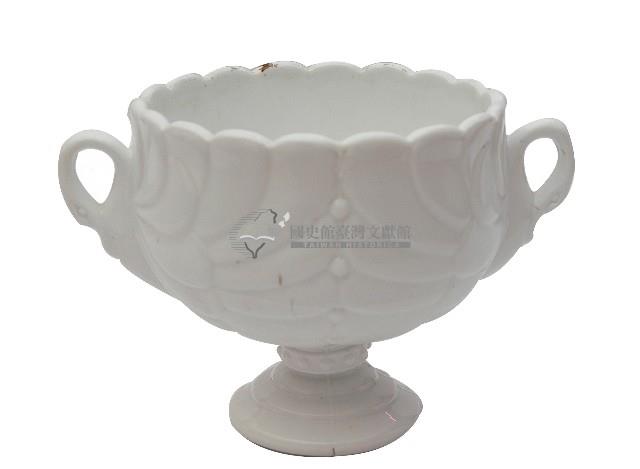 白色雙耳葵花口浮雕高腳玻璃碗藏品圖，第2張