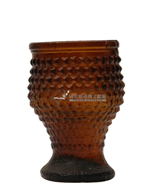 棕色圓形稜狀浮雕玻璃杯藏品圖，第2張