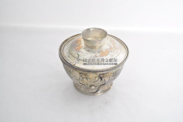 總督府徽紋雙繫環帶蓋銀碗三套組藏品圖，第2張