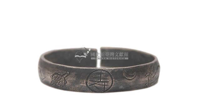 金屬製壽字刻紋手環一對藏品圖，第2張
