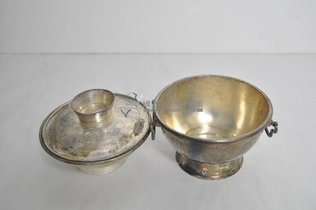 總督府徽紋雙繫環帶蓋銀碗三套組藏品圖，第2張