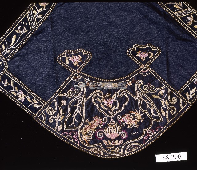 吉祥刺繡扇形黑棉肚兜藏品圖，第2張