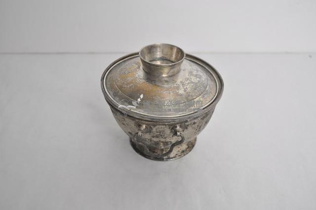 總督府徽紋雙繫環帶蓋銀碗三套組藏品圖，第2張
