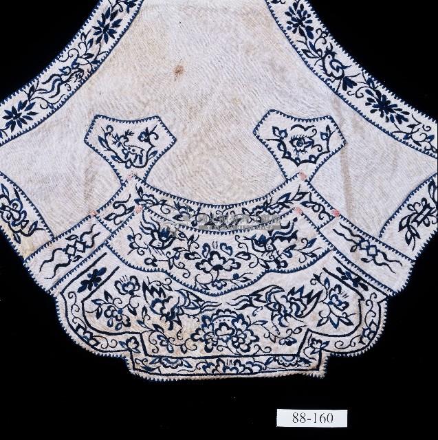 百花吉祥刺繡弧形波浪底白棉肚兜藏品圖，第2張