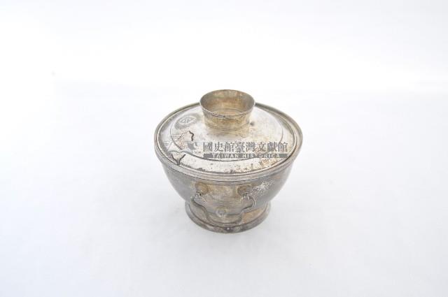 總督府徽紋雙繫環帶蓋銀碗三套組藏品圖，第2張