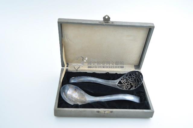 銀製鏤空花飾長湯勺（一組兩件木盒收藏）藏品圖，第2張