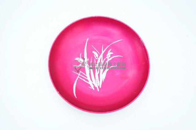 紅地白折枝萱草紋鋁製疊藏品圖，第2張