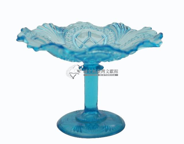 淺藍色浮雕玻璃高腳盤藏品圖，第2張
