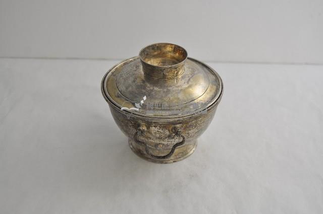 總督府徽紋雙繫環帶蓋銀碗三套組藏品圖，第2張