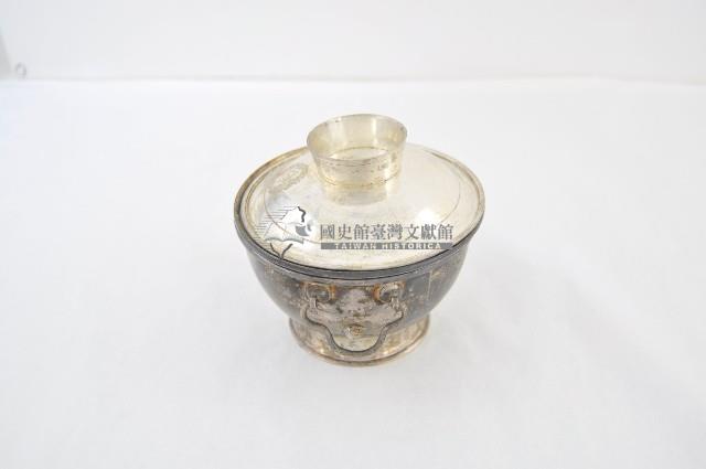 總督府徽紋雙繫環帶蓋銀碗三套組藏品圖，第2張