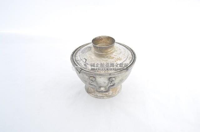 總督府徽紋雙繫環帶蓋銀碗三套組藏品圖，第2張