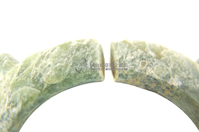 帶四突起玦形耳飾藏品圖，第2張