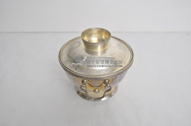 總督府徽紋雙繫環帶蓋銀碗三套組藏品圖，第2張