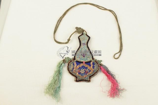 床前瓶形刺繡吊飾2件藏品圖，第2張