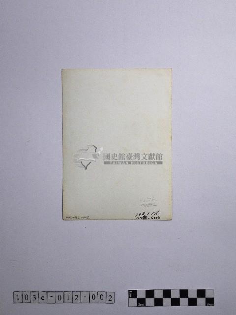 黃則修攝男孩背著嬰兒藏品圖，第2張