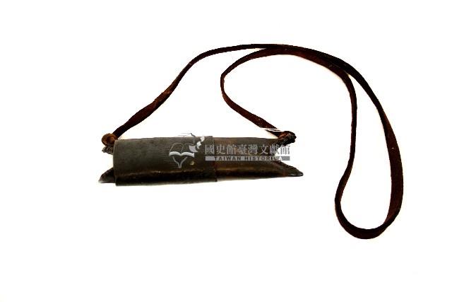 卲族護身皮袋藏品圖，第2張