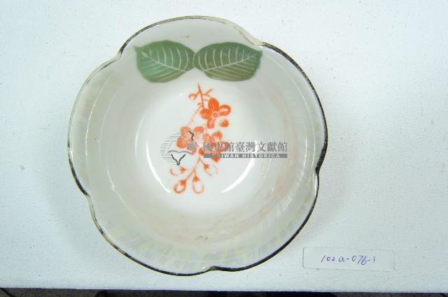 黑口五瓣式花口貼花紅綠彩櫻花紋瓷碗藏品圖，第2張