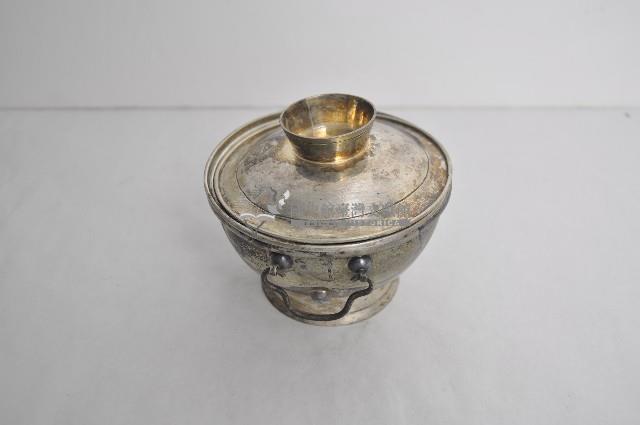 總督府徽紋雙繫環帶蓋銀碗三套組藏品圖，第2張