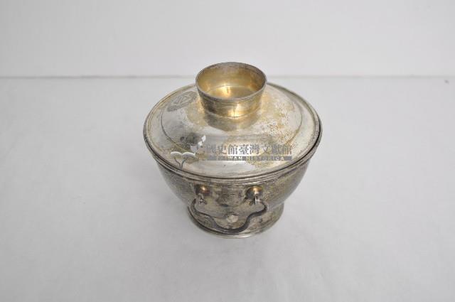 總督府徽紋雙繫環帶蓋銀碗三套組藏品圖，第2張