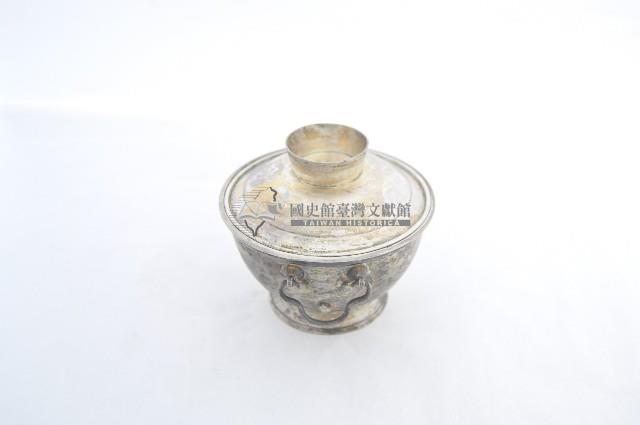 總督府徽紋雙繫環帶蓋銀碗三套組藏品圖，第2張