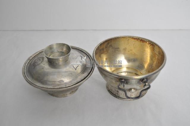 總督府徽紋雙繫環帶蓋銀碗三套組藏品圖，第3張