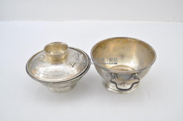 總督府徽紋雙繫環帶蓋銀碗三套組藏品圖，第3張