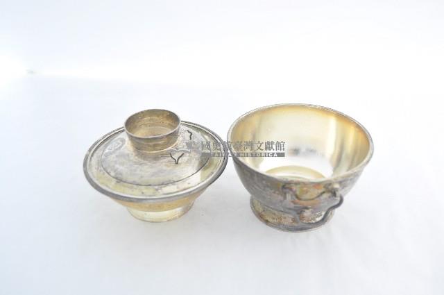 總督府徽紋雙繫環帶蓋銀碗三套組藏品圖，第3張