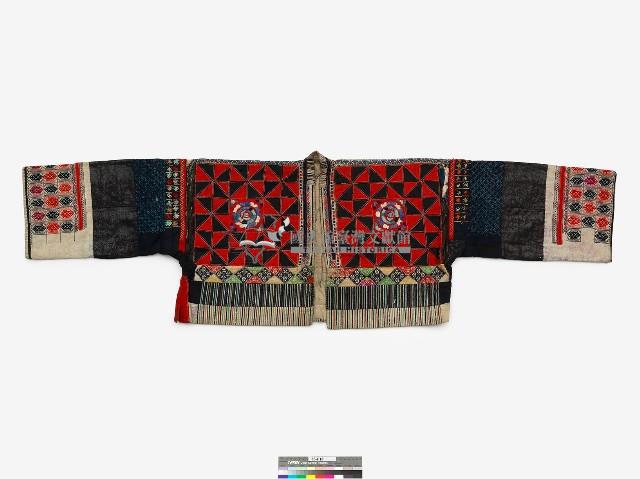 中國丹寨苗族女性服飾一套藏品圖，第2張