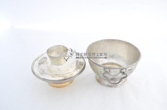 總督府徽紋雙繫環帶蓋銀碗三套組藏品圖，第3張