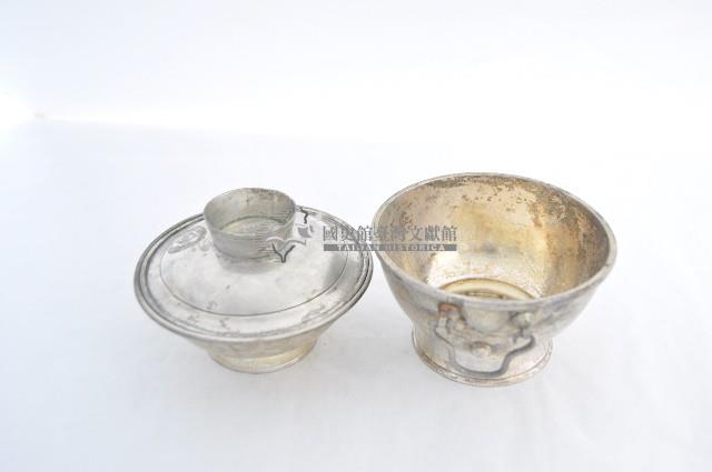 總督府徽紋雙繫環帶蓋銀碗三套組藏品圖，第3張