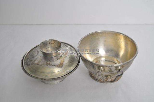總督府徽紋雙繫環帶蓋銀碗三套組藏品圖，第3張