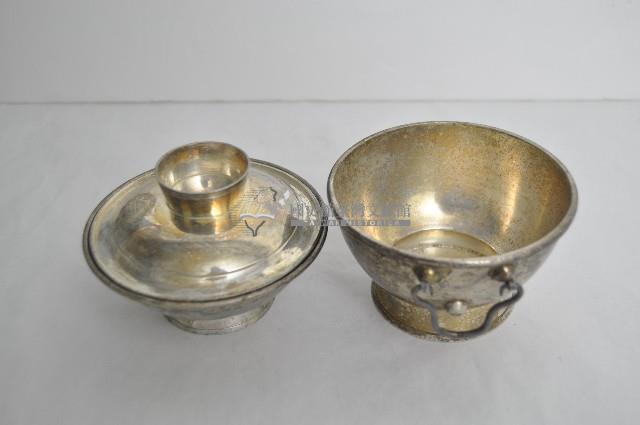 總督府徽紋雙繫環帶蓋銀碗三套組藏品圖，第3張