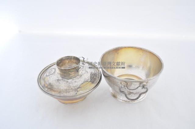總督府徽紋雙繫環帶蓋銀碗三套組藏品圖，第3張