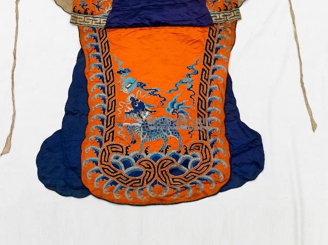 橘底藍色龍紋佩飾藏品圖，第3張