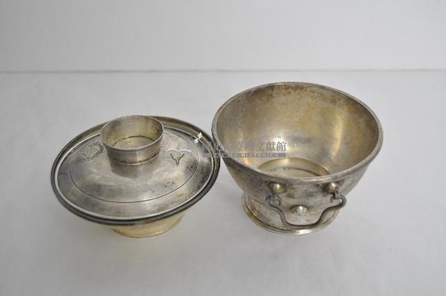 總督府徽紋雙繫環帶蓋銀碗三套組藏品圖，第3張