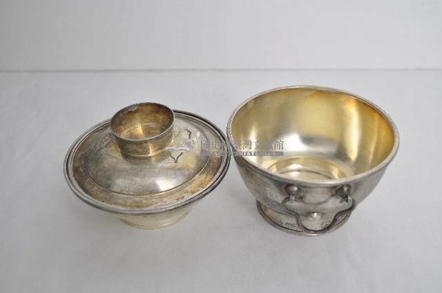總督府徽紋雙繫環帶蓋銀碗三套組藏品圖，第3張
