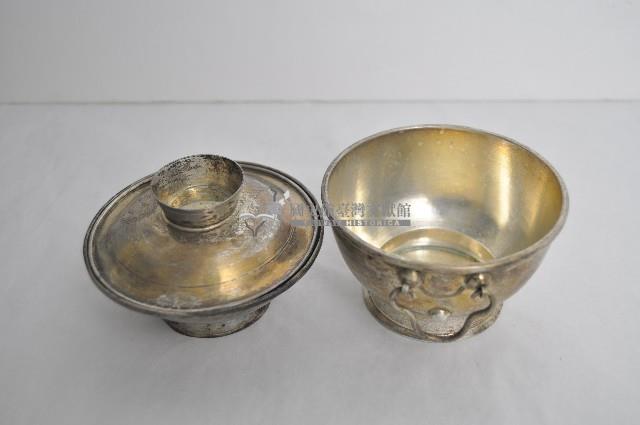 總督府徽紋雙繫環帶蓋銀碗三套組藏品圖，第3張