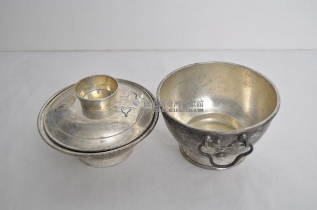 總督府徽紋雙繫環帶蓋銀碗三套組藏品圖，第3張