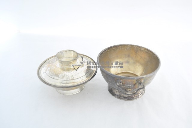 總督府徽紋雙繫環帶蓋銀碗三套組藏品圖，第3張