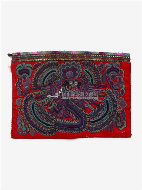 中國臺江苗族紅底紫紅色刺繡繡片藏品圖，第1張
