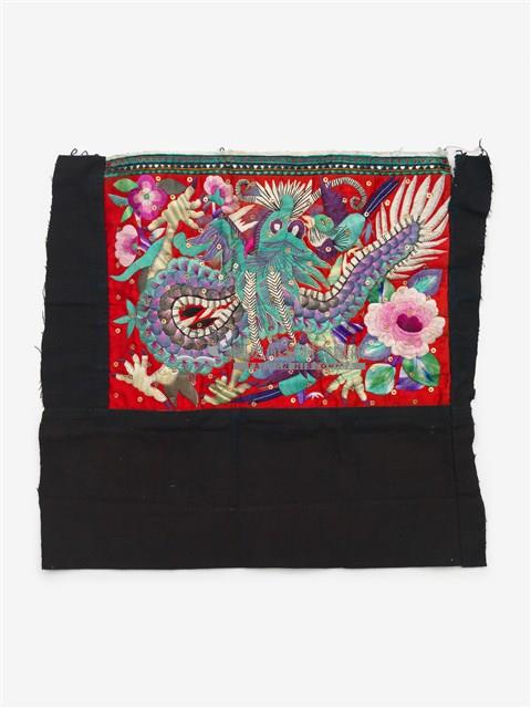 中國臺江苗族紅底彩色刺繡繡片藏品圖，第1張