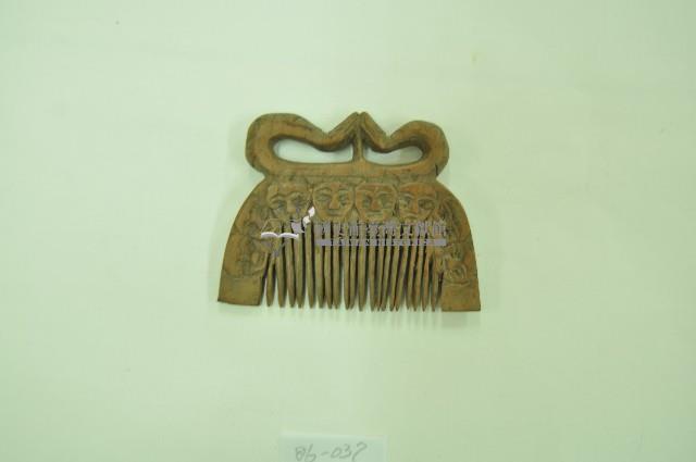 排灣族木製人形刻紋梳藏品圖，第1張