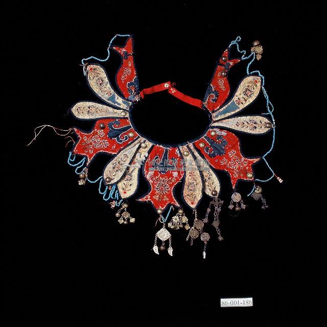 魯凱族雲肩藏品圖，第1張