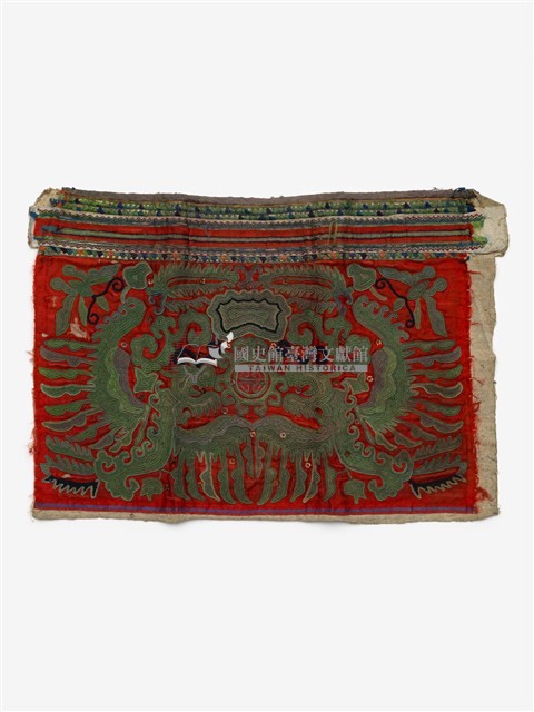 中國臺江苗族紅底橄欖綠色縐繡繡片藏品圖，第1張